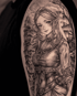 Detailliertes Schwarz-Weiß-Tattoo auf einem Oberarm, das eine Elfe im Anime-Stil vor einer Berglandschaft zeigt.
