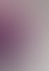 Zwei originale DFB-Trikots mit persönlicher Widmung und Unterschrift, eines in Pink-Lila für Annika und eines in Weiß für Claudio, aufgehängt auf Kleiderbügeln.