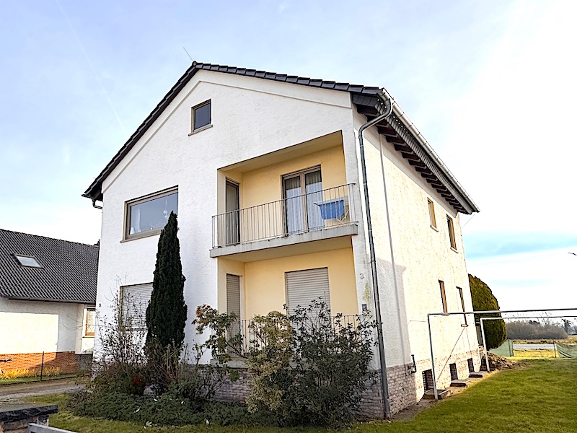 Wohnstraße mit freistehenden Häusern und Vorgärten im Kreis Groß-Gerau