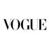 Schwarzes "VOGUE"-Logo auf dunkelgrünem Hintergrund.