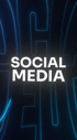 Weißer Text „SOCIAL MEDIA“ auf dunklem Hintergrund mit blauen, leuchtenden Umrissen.