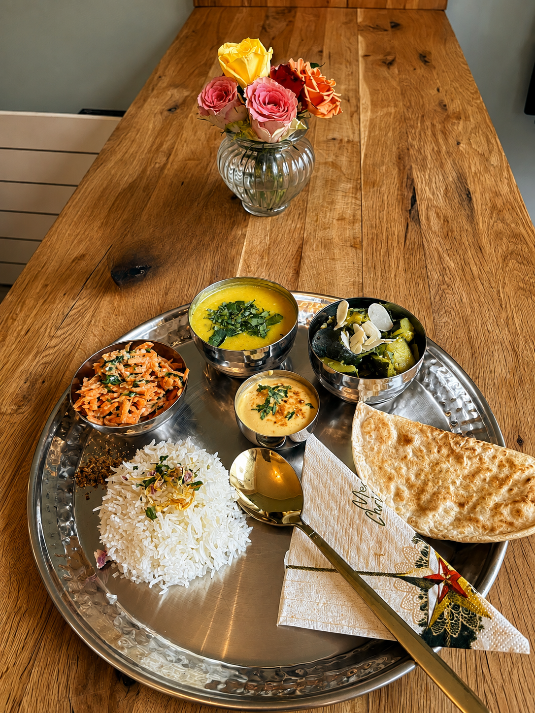 Warme ayurvedische Herbstgerichte, als Thali auf einem Teller angerichtet.