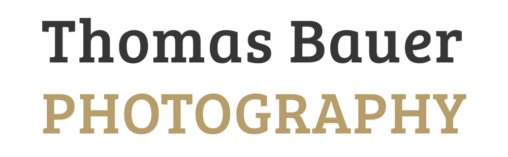Thomas Bauer Photography-Logo auf grünem Hintergrund.