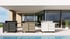 Drei mobile Grillküchen in Dunkelgrau, Beige und Weiß am Pool einer modernen Terrasse.
