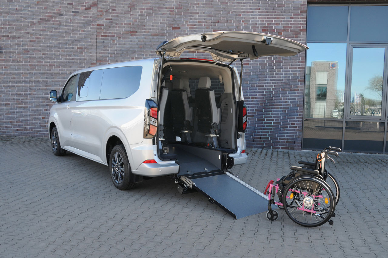Ford Custom Long Cut mit 2 Rollstuhlplätzen – Bild 1