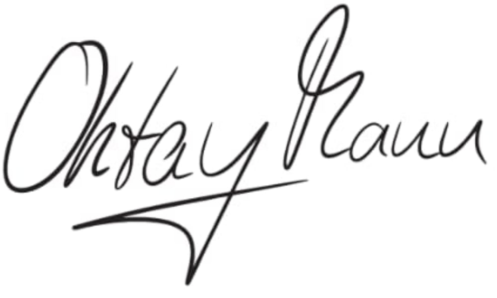 Schwarze Unterschrift auf dunkelgrünem Hintergrund, die "Lara Croft" liest.