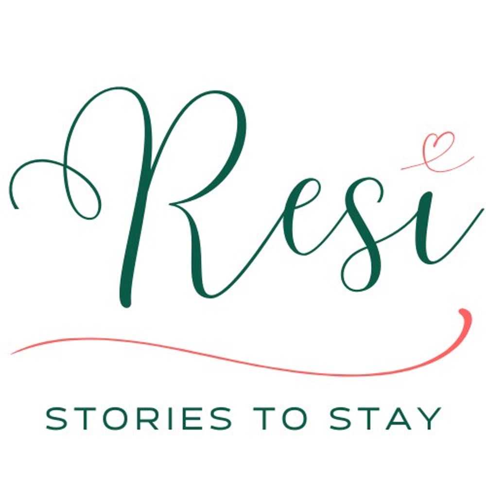 "Resi Stories to Stay" Logo in grüner und rosa Schrift mit einem kleinen Herz.
