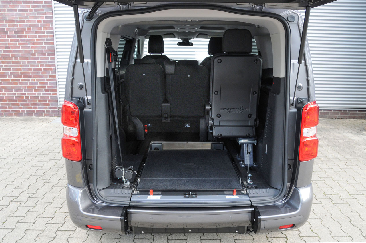 Toyota Proace Electric mit Heckausschnitt – Bild 10