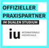 Offizieller Praxispartner im dualen Studium der IU Internationalen Hochschule Logo mit schwarzem Text auf weiß-blauem Grund.