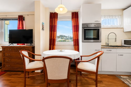 Essbereich mit rundem Tisch und Blick ins Kinzigtal