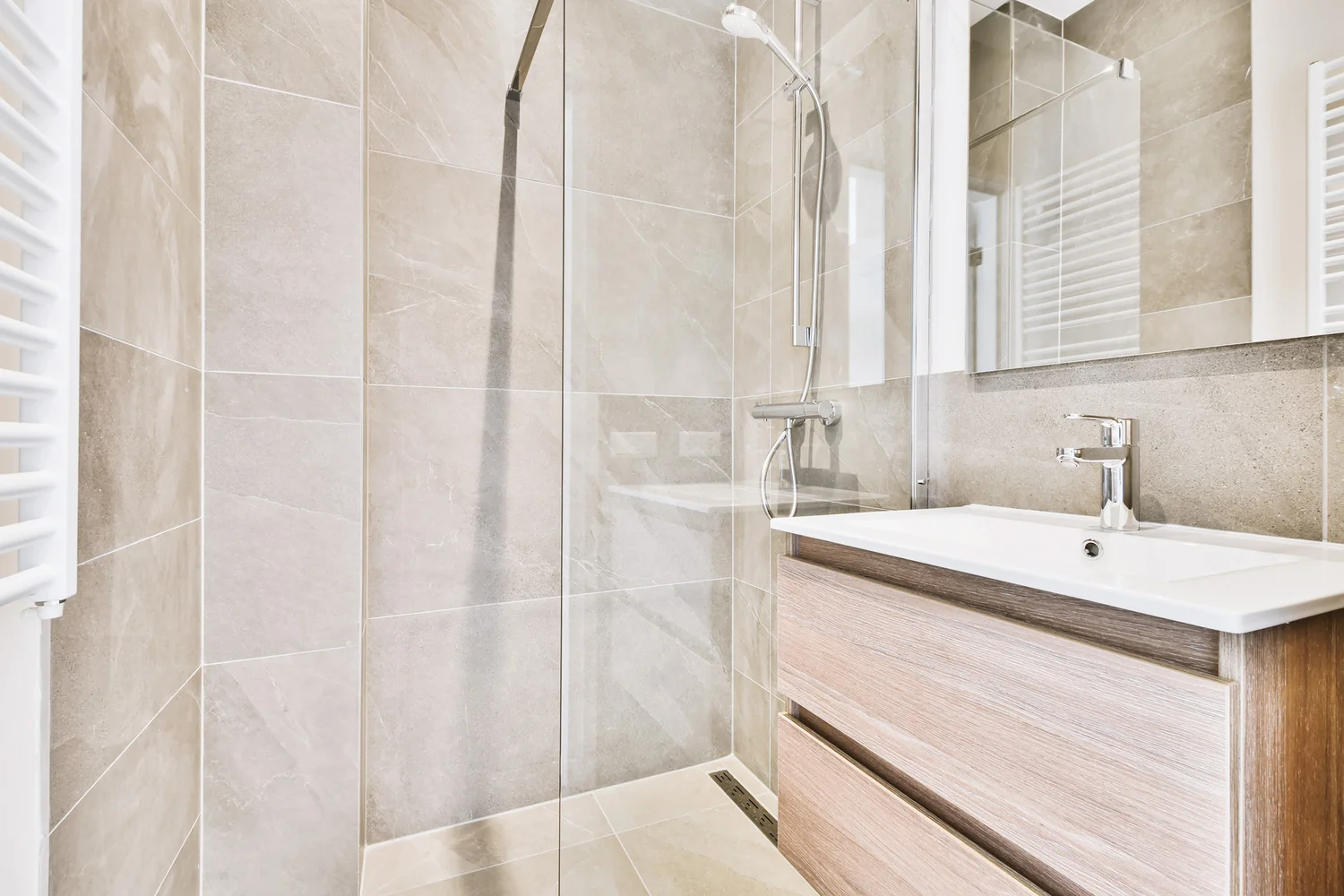 Modern saniertes Bad mit Walk-in-Dusche und Waschtisch