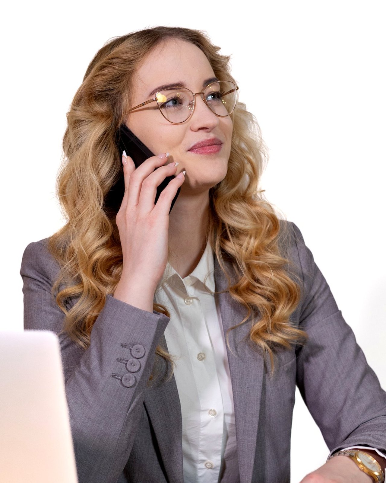 Mitarbeiterin am Telefon im Büro – Businessfotografie Leipzig