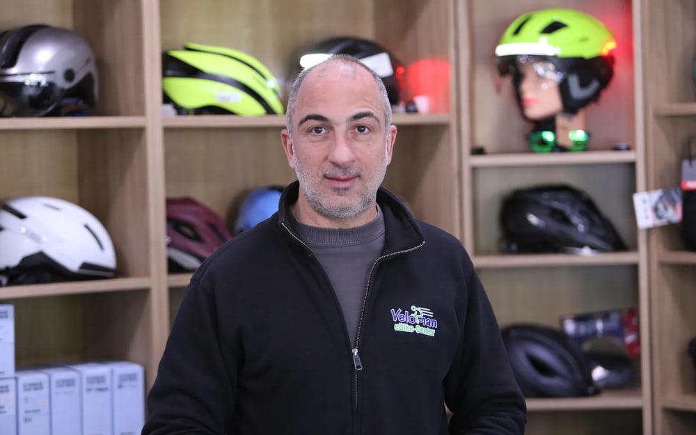 Vardan Abrahamyan berät im Veloman eBike-Center in Hamburg-Langenhorn