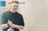 Dustin Kletta von KLETTA Films, Filmproduktion Bremen, steht nachdenklich vor einer Kamera auf Stativ.
