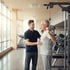 Trainer begleitet ein älteres Mitglied