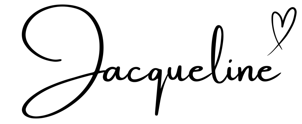 Schwarzer Schriftzug "Jacqueline" mit kleinem Herz über dem „e“.