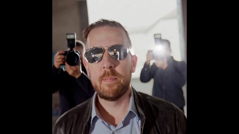 Mit KI um Fotografen erweiterte Aufnahme