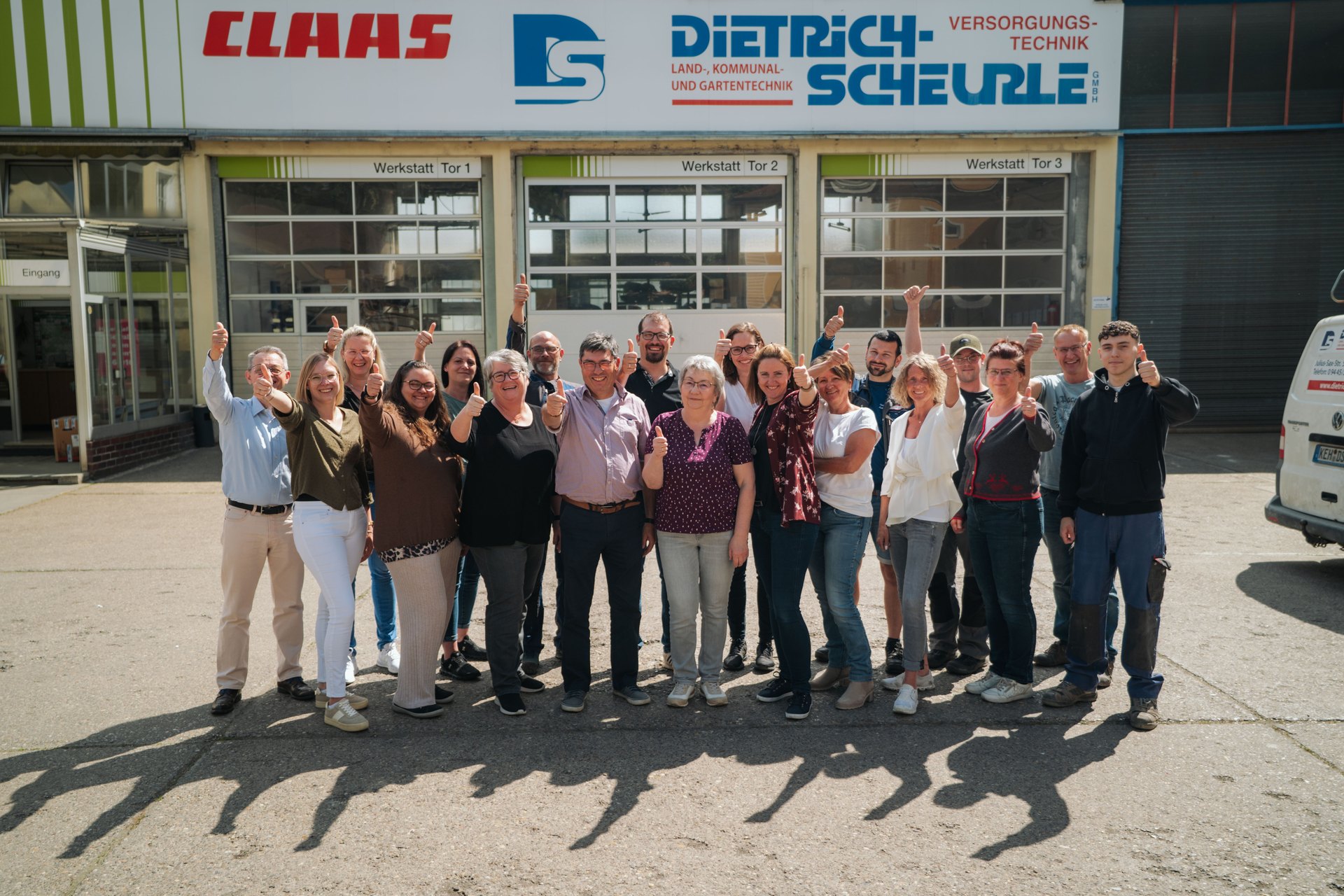 Das Team der Dietrich-Scheurle GmbH vor dem Firmensitz
