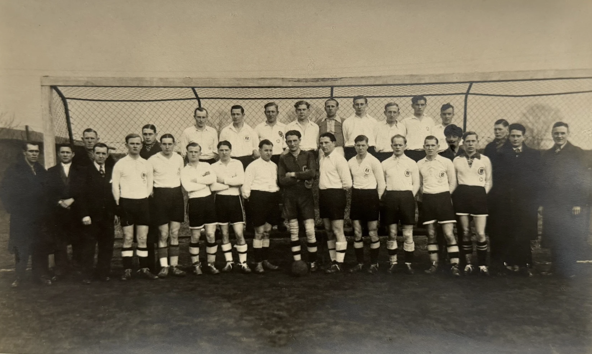 Die Gründer des Vereins 1926: Vorstand und Spieler der 1. Mannschaft