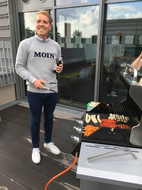 Jan Ruhoff im MOIN-Pullover beim Grillen auf der Terrasse