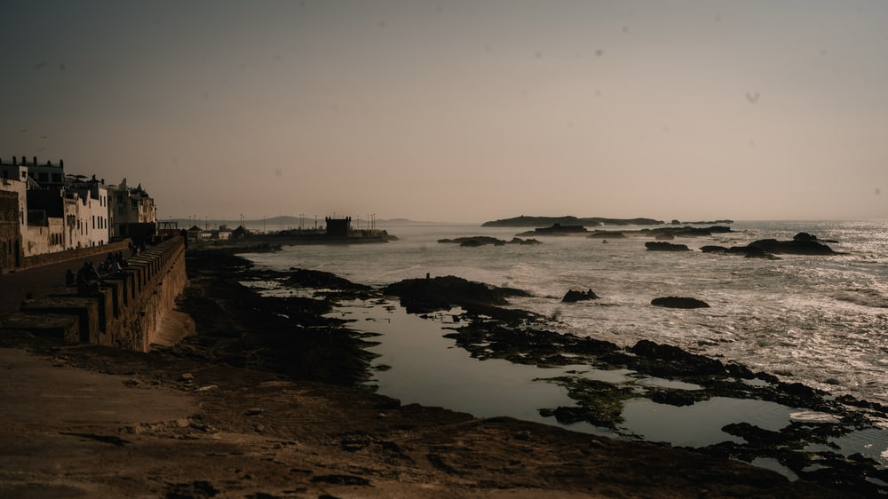 Felsige Küste mit der Stadtmauer von Essaouira