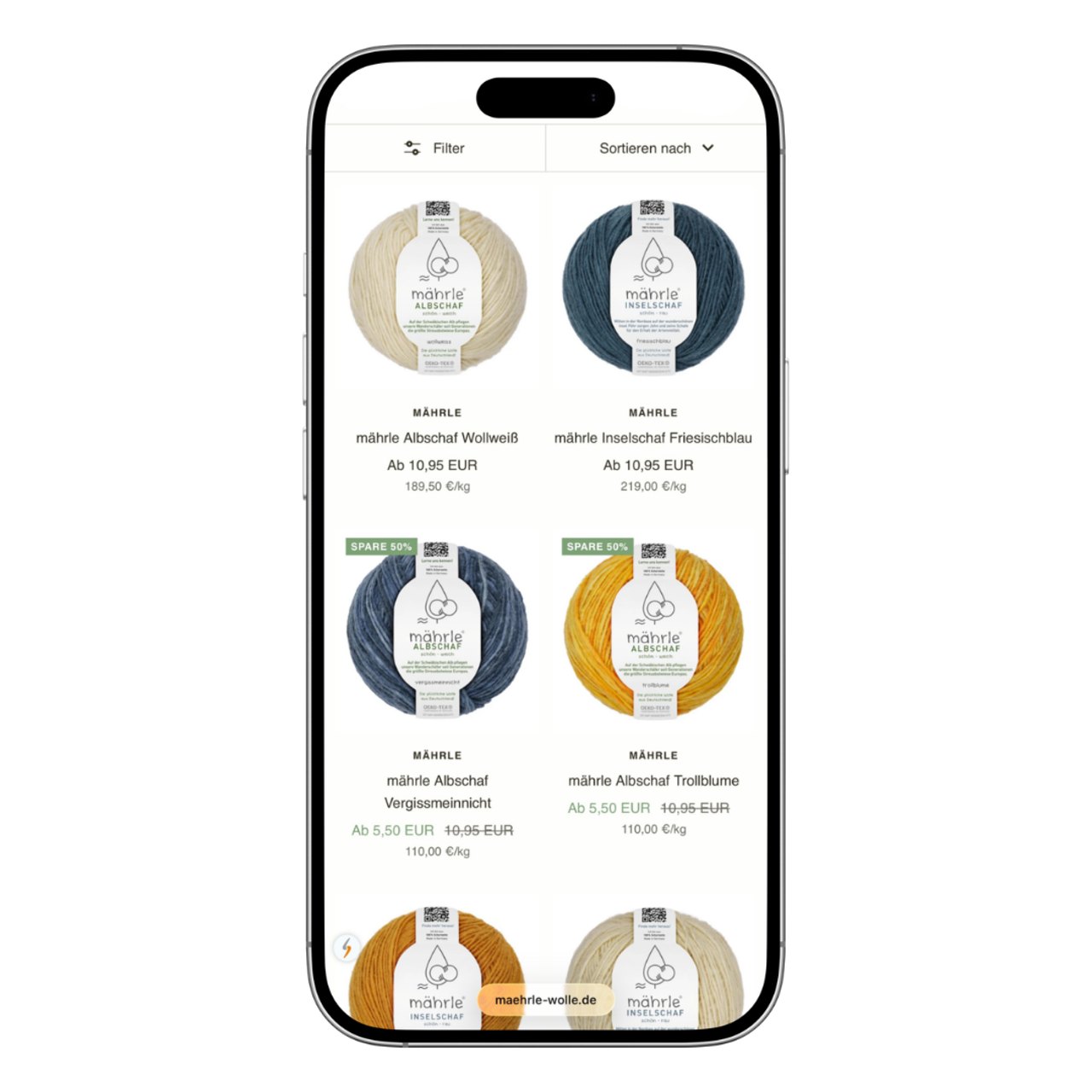 Smartphone zeigt Online-Shop mit vier Knäueln Garn in Weiß, Blau, Grau und Gelb.