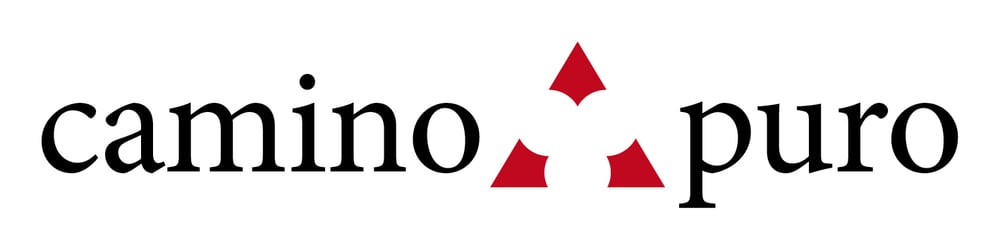 Schwarzer Text "camino puro" mit drei roten, dreieckigen Formen zwischen den Wörtern.