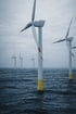 Offshore-Windkraftanlagen im Meer als reale Referenz technischer Anlagen