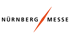 Nürnberg Messe Logo mit schwarzem Text und einem diagonalen orangefarbenen Strich.