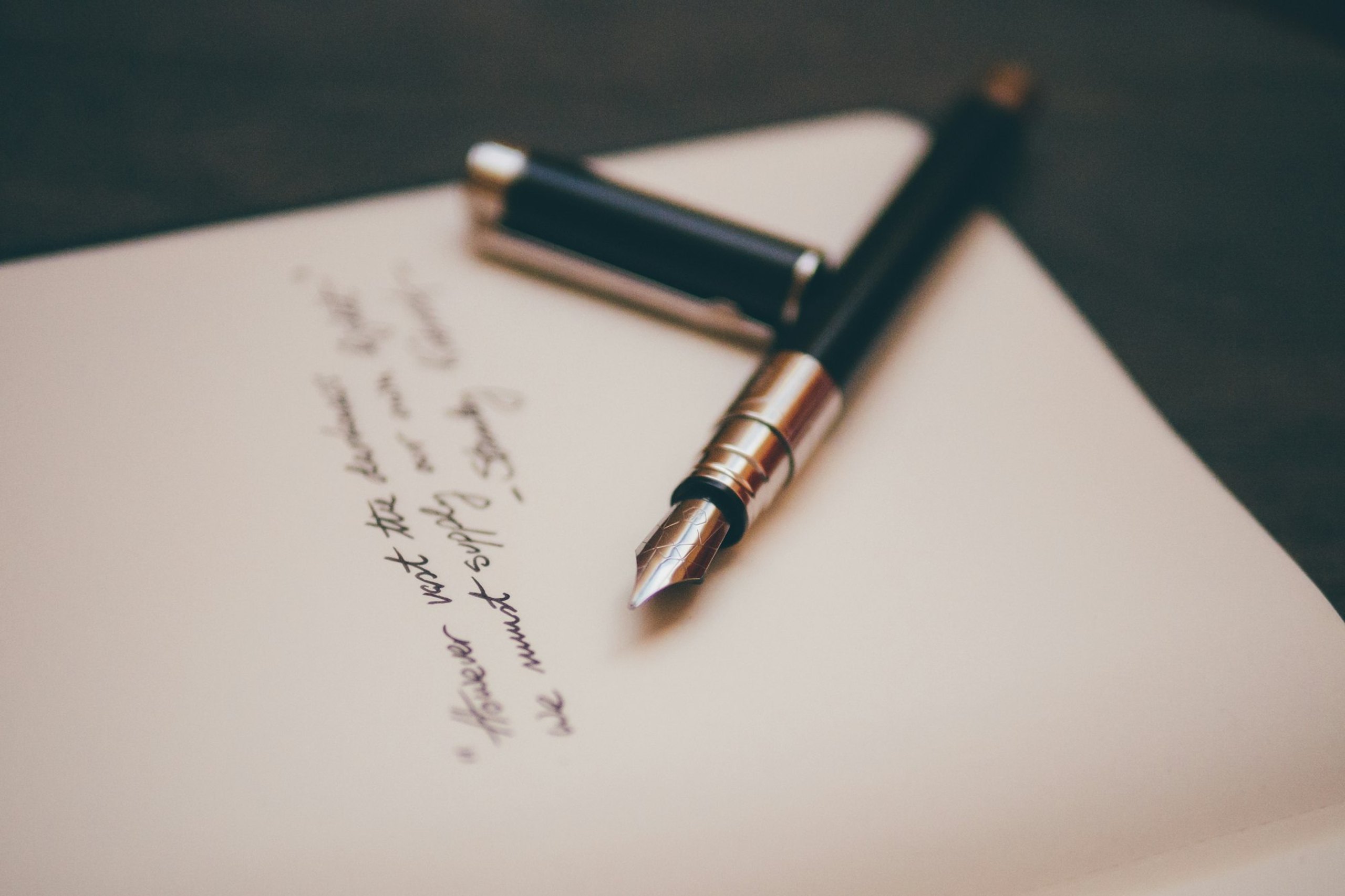Füllfederhalter auf einem handschriftlichen Schriftstück