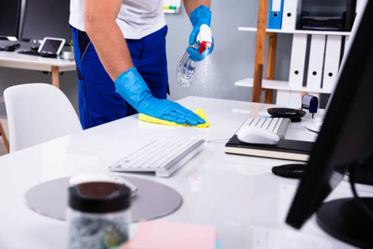 Professionelle Reinigungskraft bei der Büroreinigung