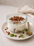 Protein-Dessert mit Zwetschgen und knusprigem Crumble