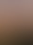 Spektakulärer Sonnenuntergang mit leuchtend orangem Abendrot über den Bündner Bergen; Silhouetten von Tannen und Dächern im Vordergrund, dramatische Wolkenformationen am Himmel über Bergün.