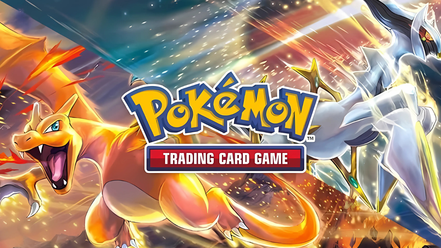 Ein überfüllter Raum mit Spielern, die in einem Pokémon-Sammelkartenspielturnier gegeneinander antreten. Tische voller Karten, Würfel und Spieler, die Strategien entwickeln.