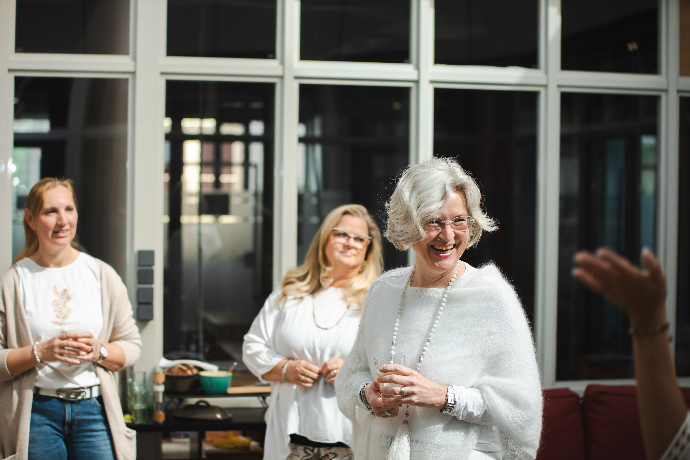 Lachende Unternehmerinnen im Gespräch, fotografiert von Edna Wittlich bei The Art of Presence