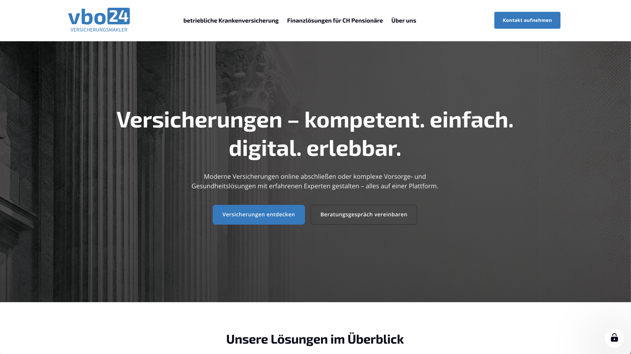 Webseite mit Text "Versicherungen, kompetent. einfach. digital. erlebbar." und Säulen im Hintergrund.