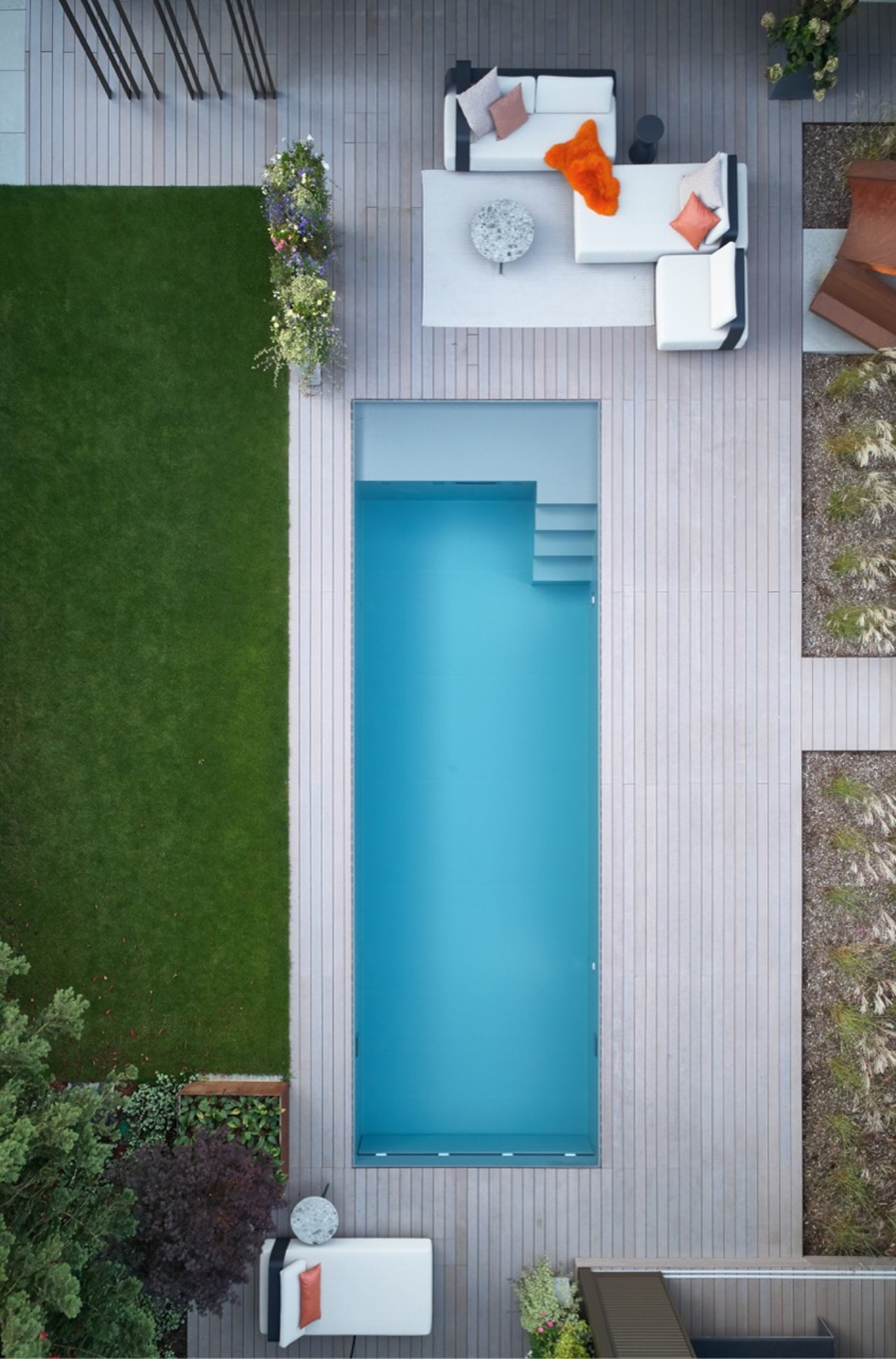 Garten mit rechteckigem Pool aus der Vogelperspektive