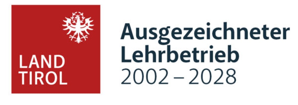 Logo "Land Tirol" mit Adler, daneben "Ausgezeichneter Lehrbetrieb 2002 – 2028".