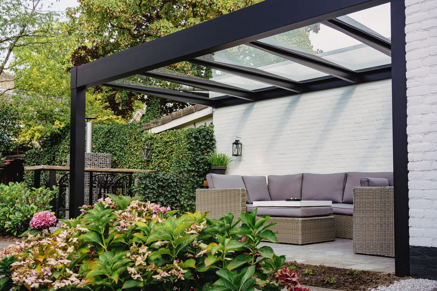 Trebbiano mit Glasdach über einer Gartenlounge