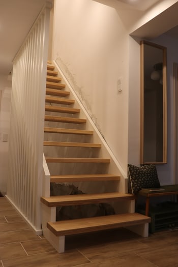 Treppe mit Spiegel und Sitzbank