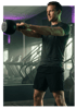 Mann in Sportkleidung macht Kettlebell-Schwünge in einem Fitnessstudio mit Laufbändern im Hintergrund.