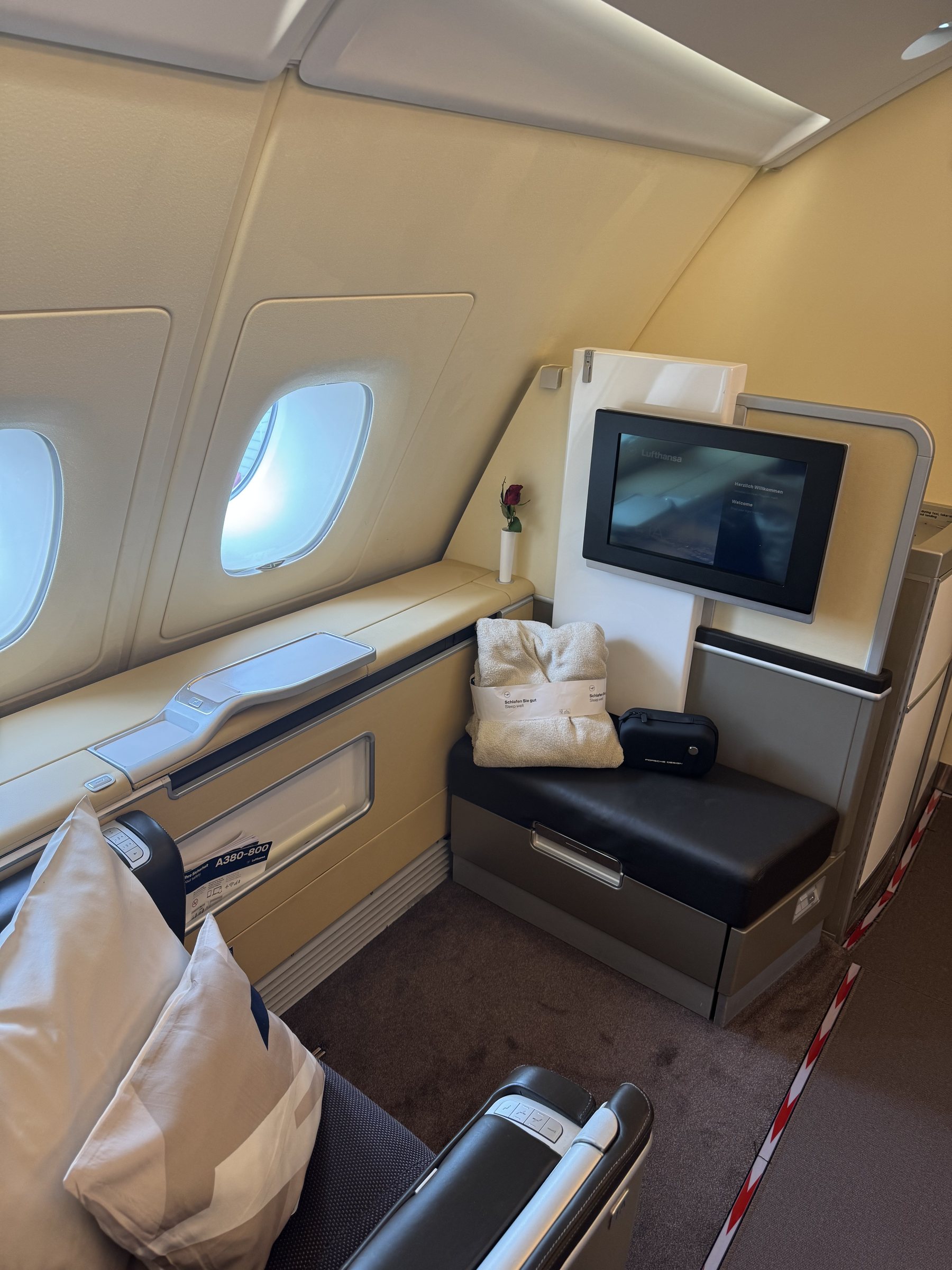 Sitzplatz in der Lufthansa First Class an Bord eines A380, eigene Aufnahme von René Winter