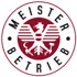 Rundes Logo mit rotem Wappenadler, Hammer, Sichel und Ährenkranz. Darüber steht „MEISTER“, darunter „BETRIEB“.