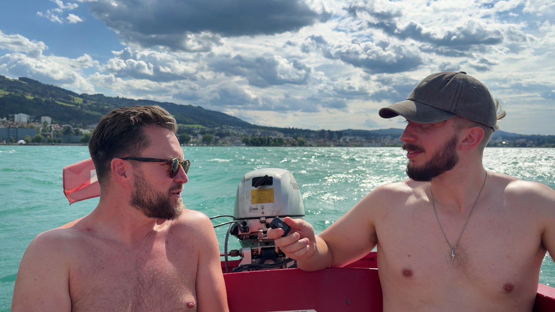 Niklas Kuhn mit Basti auf einem Boot in der Schweiz. Basti betreibt 13 angemietete Apartments
