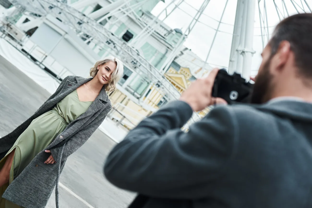 Fotoshooting vor Ort: Fotograf und Model im Freien