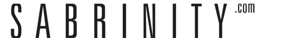 Sabrinity.com Text in dunklem Grau auf dunkelgrünem Hintergrund.
