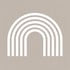 Ein minimalistischer Regenbogen mit sechs weißen Bögen auf beigefarbenem Hintergrund.