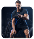 Mann trainiert mit Battle Ropes in einem Fitnessstudio.