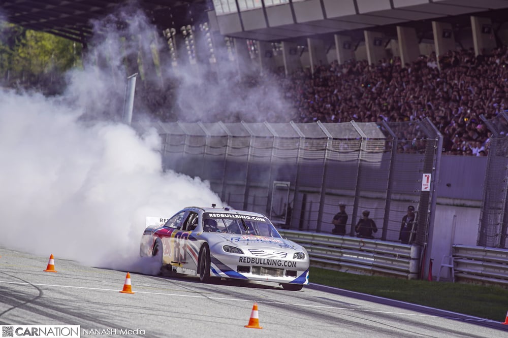 Drift-Show mit Reifenqualm