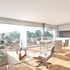 Moderner, lichtdurchfluteter Wohn-Essbereich mit Parkettboden, Designermöbeln und großer Fensterfront zur Terrasse.